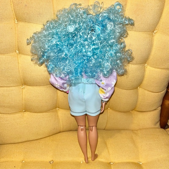 BARBIE Extra Curvy Doll. - Picture 2 of 3